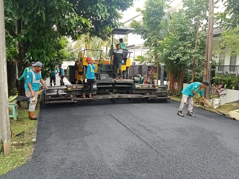 Armada Mesin Asphalt Finisher Sensorik Otomatis AMP Hoki Menghamparkan Aspal Panas