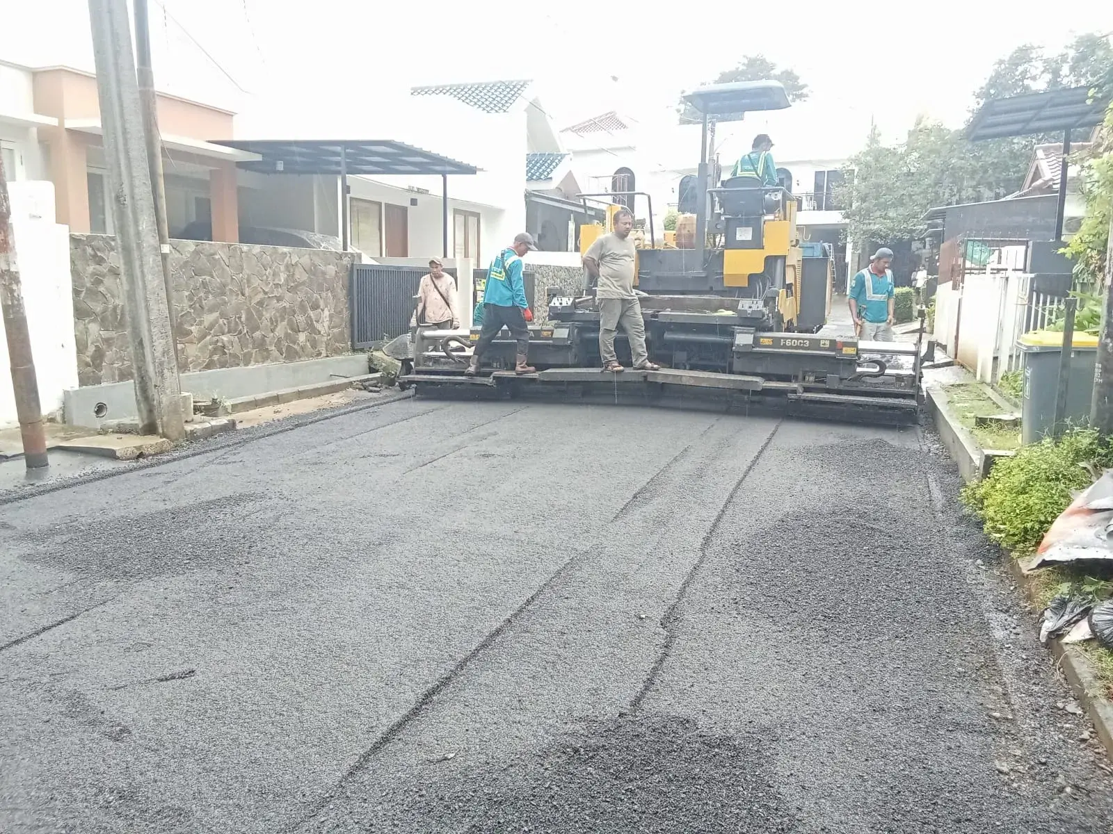 Pengisian Aspal Hotmix ke Dump Truck Armada Cirebon