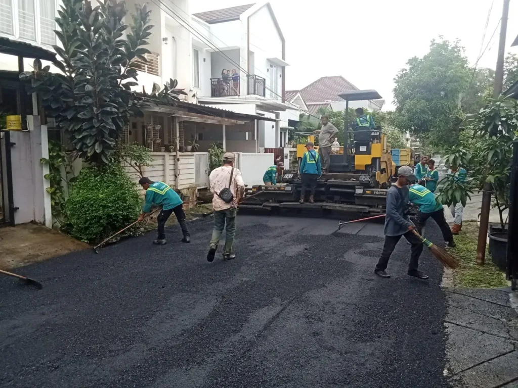 Biaya Pengaspalan Cikarang AMP Hoki (2) Gelar Aspal Hotmix dengan Asphalt Finisher
