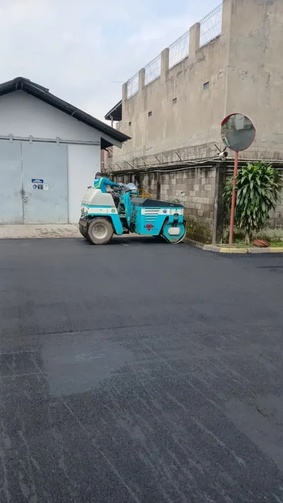 Jasa Aspal Hotmix Cikarang AMP Hoki (2) Pemadatan dengan mesin kombinasi tw500