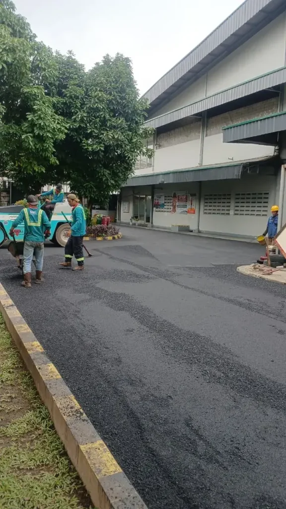 Jasa Aspal Hotmix Cikarang AMP Hoki (4) Pengaspalan area pabrik di Cikarang