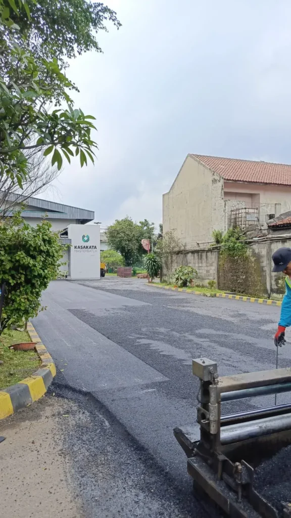 Jasa Aspal Jalan Cikarang AMP Hoki (2) pengaspalan pabrik dengan asphalt finisher