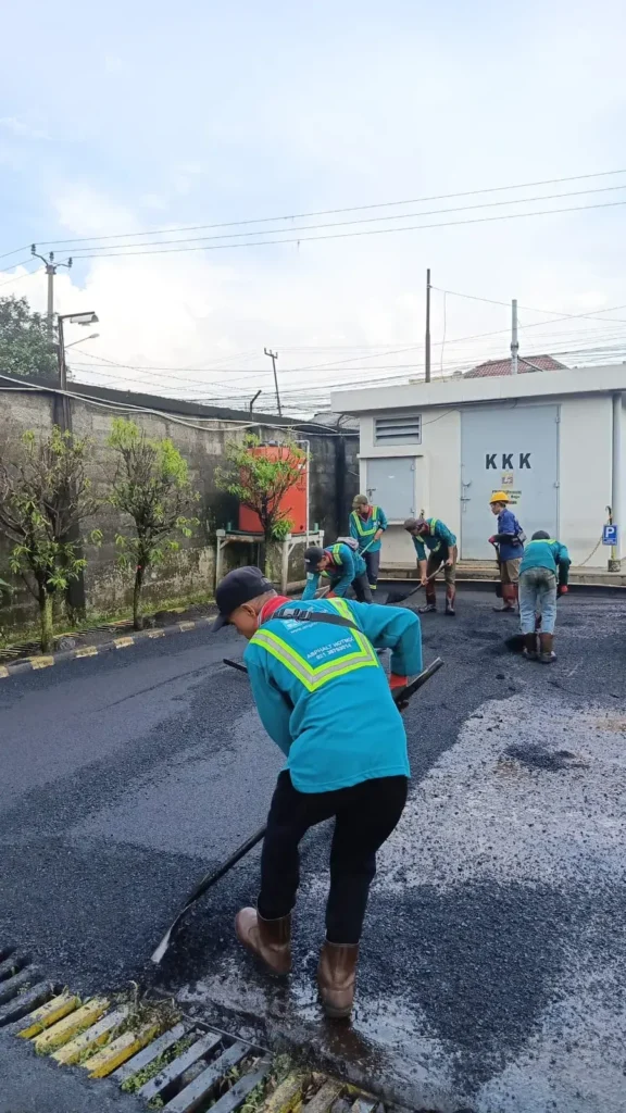 Jasa Aspal Jalan Cikarang AMP Hoki (4) pengaspalan pabrik dengan tenaga manual