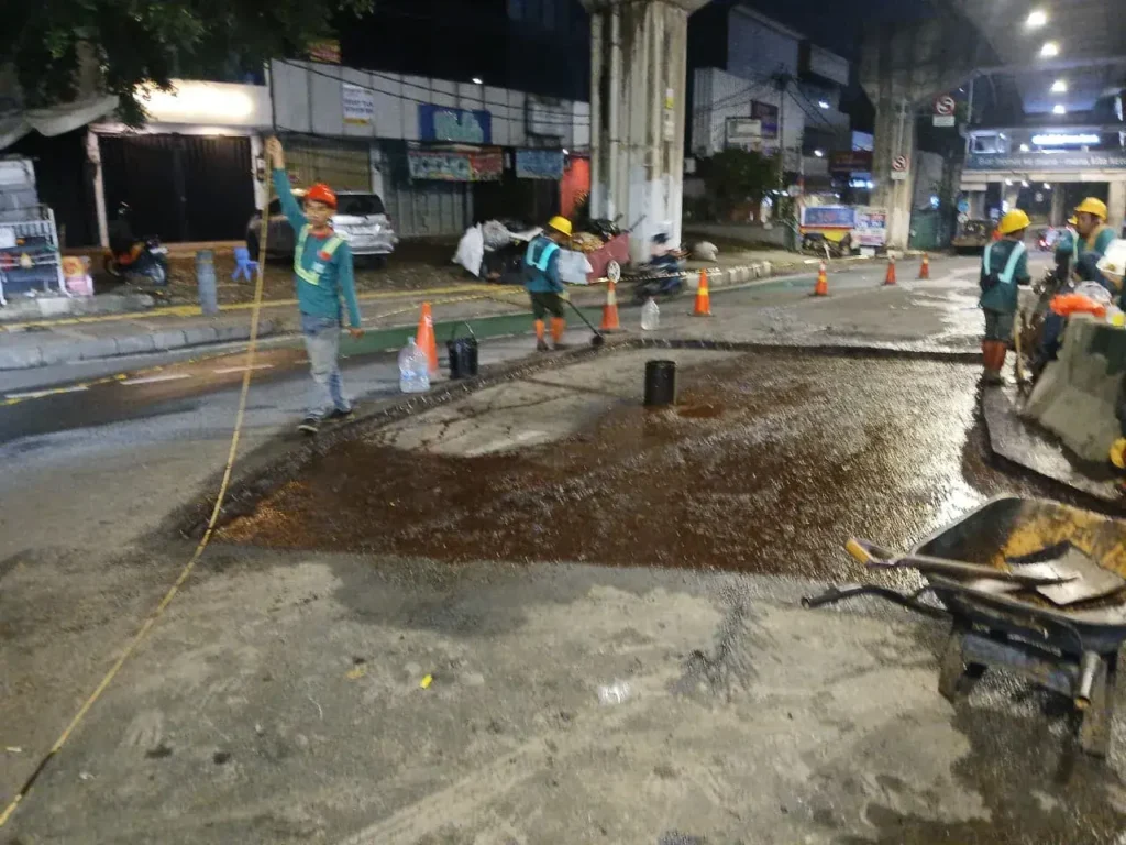 Proses hampar tack coat atau perekat aspal