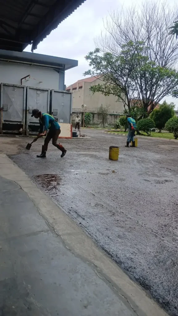 Pabrik Aspal Hotmix Cikarang AMP Hoki (3) proses gelar perekat aspal